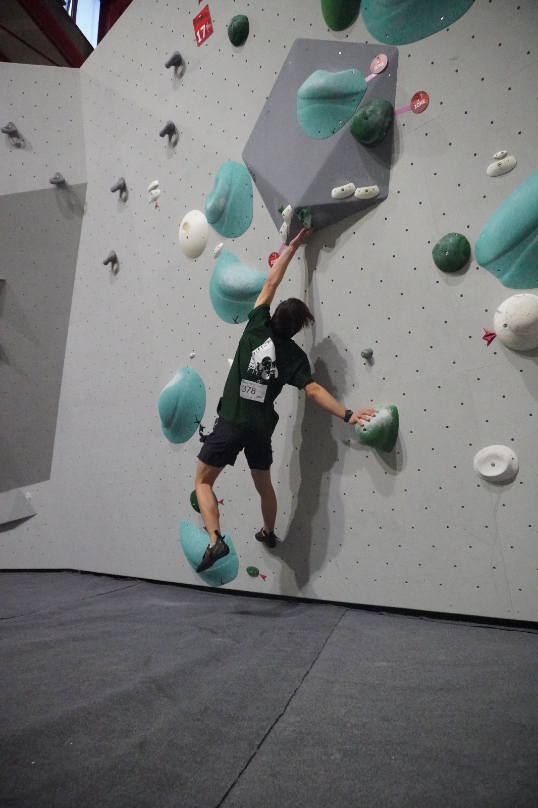 Compétiteur en bloc au Championnat Départemental Escalade Aurec-sur-Loire 2025 - photo 1